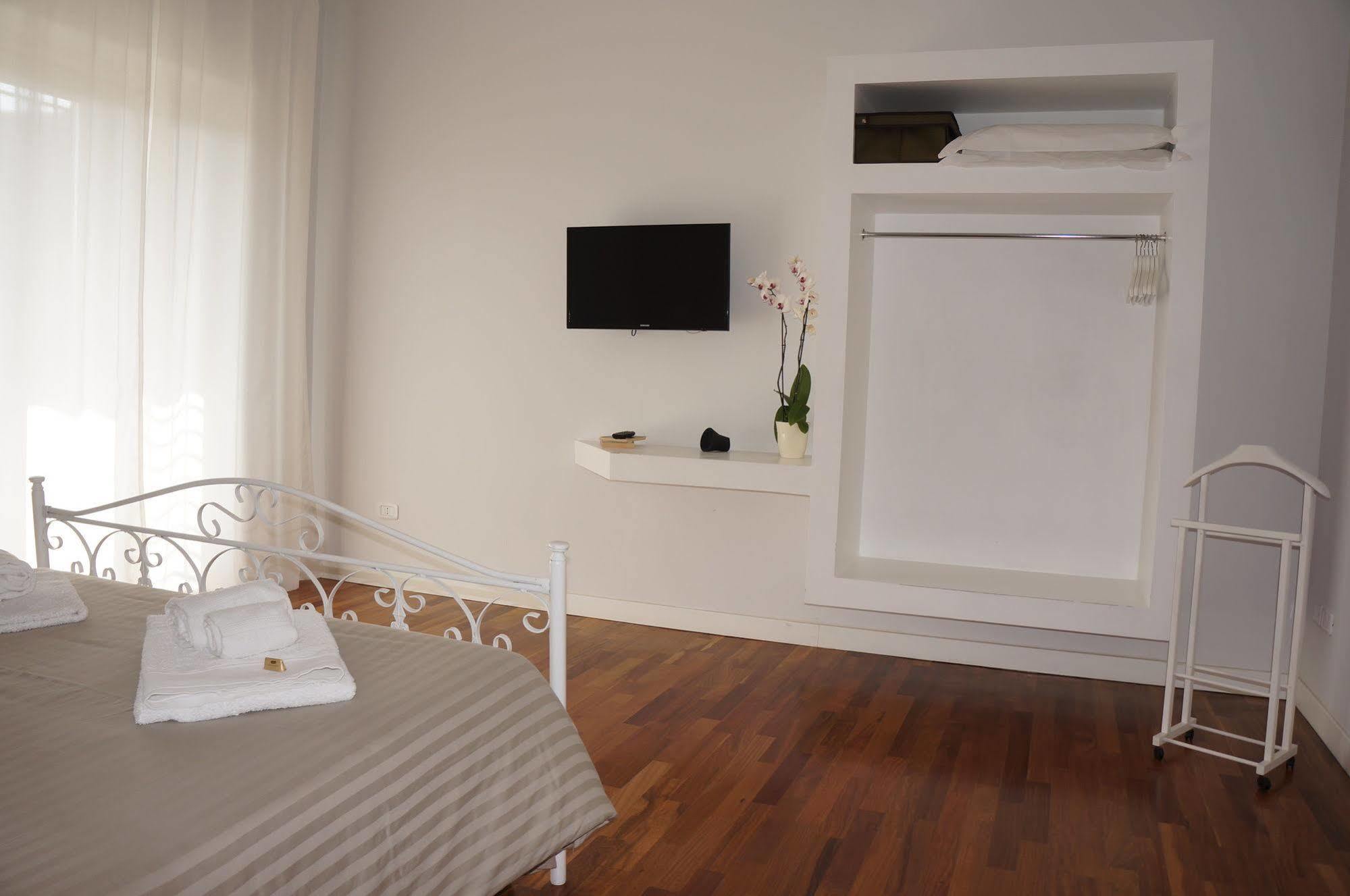 Lullymia Bed and Breakfast Crotone Exteriör bild